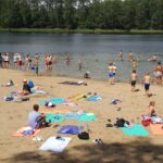 Kompleks Wypoczynkowy ZACISZE – Zrelaksuj się leżąc na piaszczystej plaży nad jeziorem zlokalizowanym w Okoninach Nadjeziornych.